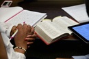 Los metodistas unidos se comprometen a leer la Biblia cada año con la ayuda de estudios como “The Bible Year” por Magrey DeVega. Foto por Greg Campbell para Comunicaciones Metodistas Unidas.