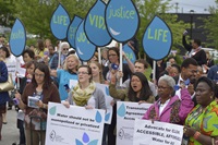 Participantes en una vigilia por la justicia ambiental en la Conferencia General Metodista Unida de 2016 en Portland, Oregon sostienen carteles que destacan la lucha por el agua limpia en todo el mundo. La vigilia fue patrocinada por Mujeres Metodistas Unidas. Foto de Paul Jeffrey, Noticias MU.