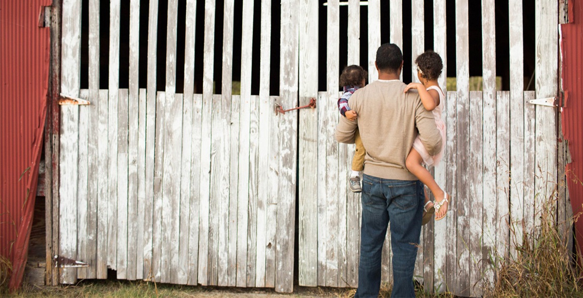 아이들과 함께 농장으로 모험을 떠나는 것은 아빠가 아이들과 함께 즐길 수 있는 훌륭한 방법이다. 사진 제공: 몰리 원트랜드, symplymphotography.com.