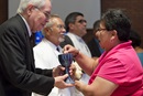 El Rdo. Noé Gonzales (izq.) ofrece la Santa Comunión a Nohemi Ramirez durante el culto de adoración en El Paso, Texas. Foto: Mike DuBose, Comunicaciones Metodistas Unidas.
