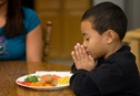 As orações na hora das refeições podem ajudar as crianças a se conectarem com o significado dos eventos da Semana Santa.