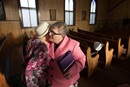 La révérende Judy Flynn (à droite) souhaite la bienvenue à Carmon Yeager au service du dimanche de Pâques à l’église méthodiste Bethel United à Junior, W.Va. Photo de Mike DuBose, UMNS.