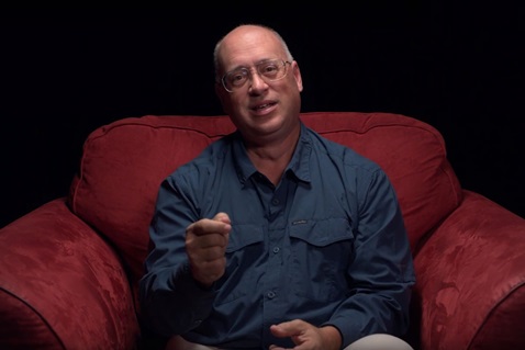El Rdo. Mike aparece en nuestra serie de videos Reflexiones sobre Nuestra Fe. Una captura de video por Comunicaciones Metodistas Unidas.