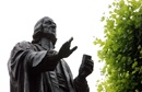 John Wesley s'est battu tout au long de sa vie contre une séparation complète de l'Église d'Angleterre. Cette statue de lui se tient devant sa maison à Londres. Photo de Kathleen Barry, United Methodist Communications.
