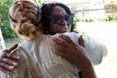 Betty Johnson, dueña de casa, abraza a Jamie Jones, voluntaria que formó parte del equipo de una misión de Santa Mónica, Calif. Foto: Mike DuBose, UMNS.