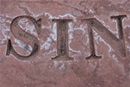La palabra "sin" (pecado) tallada en piedra, foto: Cliff Johnson, Flickr Creative Commons.