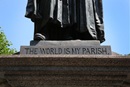 El mundo es mi parroquia "está inscrito en la base de una estatua de John Wesley ubicada en el patio afuera de la Capilla de Wesley y la casa de John Wesley en 49 City Road en Londres. Foto de Kathleen Barry, Comunicaciones Metodistas Unidas