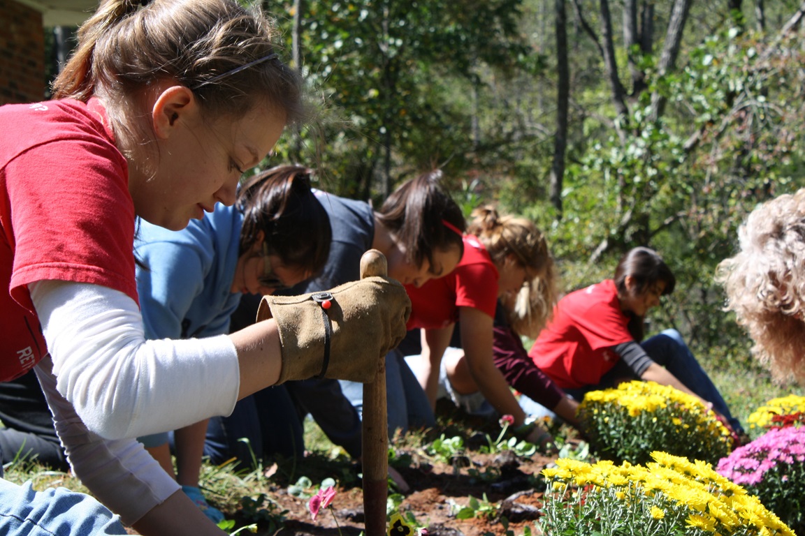 Young people volunteer at a community garden in Western North Carolina. Image courtesy of RETHINK Church. 