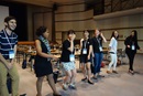 Des étudiants passent une ‘ boule d’énergie ’ imaginaire lors d’un atelier à la conférence IAMSCU à l’Université Jogakuin d’Hiroshima, le 27 mai 2014. Photo d’archive de Diane Degnan, United Methodist Communications ( Communications Méthodistes Unies ).