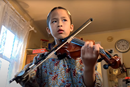 Adoptada a los cuatro años, Lucy McGuire nació en China sin la mano derecha. Ahora en Nashville, Tennessee, persigue sus sueños de convertirse en violinista y disfrutar de una variedad de aventuras.